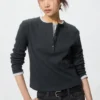 Ribbad Henley-T-shirt för dam Ribbad Henley-T-shirt för dam