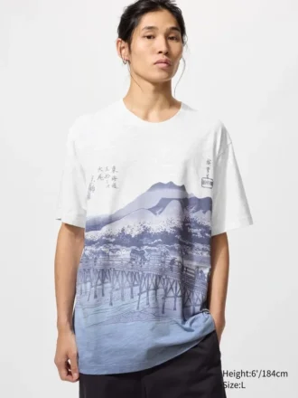 unisex ukiyo e blue ut grafisk t shirt 1 3 330x440 - Unisex Ukiyo-E Blue Ut grafisk T-shirt
